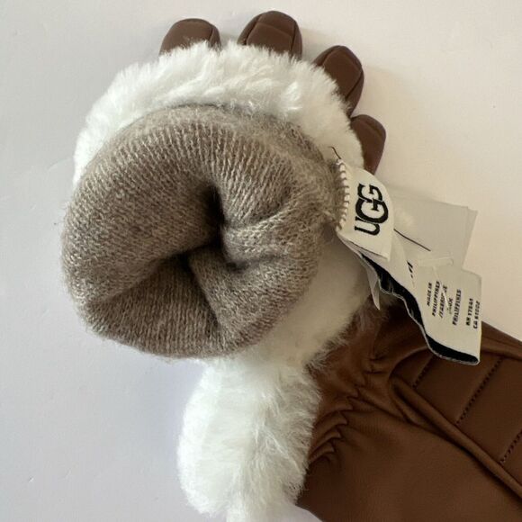 UGG Womens Sz Medium LEATHER CASHMERE QUILTED LOGO TECH GLOVES $145 - Picture 6 of 6